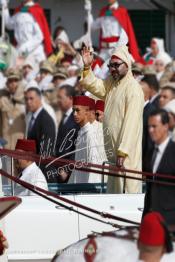 Image du Maroc Professionnelle de  SM Le roi Mohammed VI, accompagné par le prince héritier, Moulay Hassan ainsi que de son frère, le prince Moulay Rachid, salue la foule alors qu'il se trouvait dans une limousine lors d'une cérémonie d'allégeance marquant le 19e anniversaire de son accession au trône, au palais du roi à Tétouan, mardi 31 juillet 2018. (Photo / Abdeljalil Bounhar)